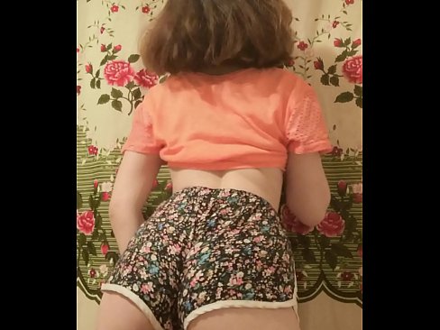 ❤️ Тачаангуй залуу бяцхан хүүхэн камер дээр шорт тайлж байна Супер секс манайд ❌️