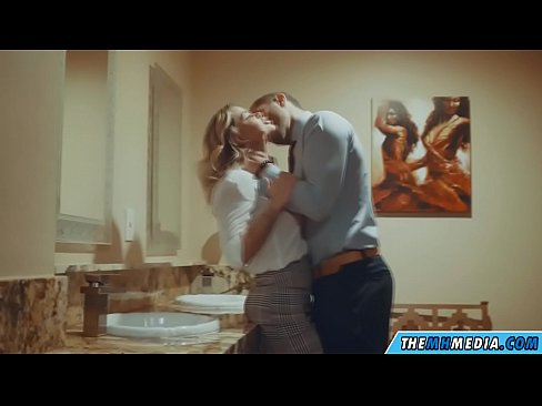 ❤️ Том биетэй шаргал үст таныг нийтийн бие засах газар уруу татах үед Супер секс манайд ❌️